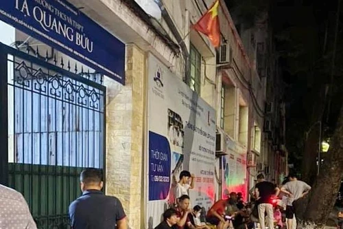 Sở GD-ĐT Hà Nội không giao chỉ tiêu với trường để xảy ra việc phụ huynh xếp hàng tuyển sinh