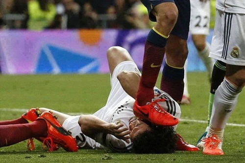 Busquets: Nếu tôi dẫm thì mặt Pepe phải có dấu giày size 45