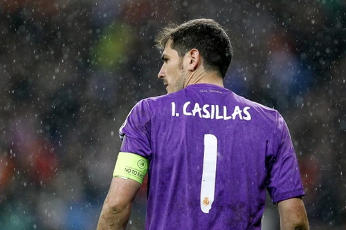 Casillas muốn tát vào mặt Busquets