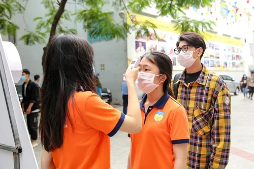 Bắc Giang, Bắc Ninh cách ly gần 70.000 học sinh, giáo viên vì Covid-19