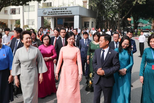 Phu nhân Tổng Bí thư, Chủ tịch nước Trung Quốc ấn tượng với khả năng ngoại ngữ và nghệ thuật của sinh viên ĐHQG Hà Nội
