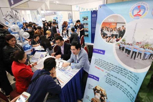 Điểm chuẩn trúng tuyển ĐH Kinh tế quốc dân chót vót