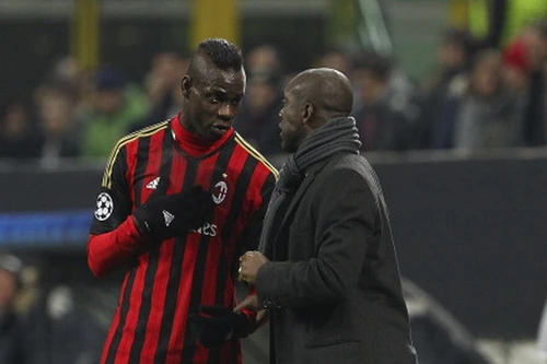 Bảo vệ Balotelli, HLV của Milan nổi cáu với phóng viên