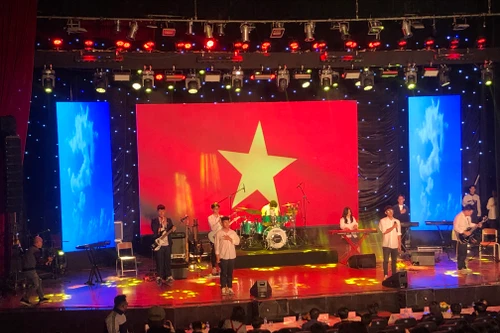 Học sinh háo hức với đêm chung khảo Liên hoan các ban nhạc THPT Hà Nội lần đầu tiên được tổ chức