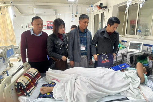 Ngành giáo dục Hà Nội thăm hỏi nữ sinh bị thương nặng trong vụ sập trần phòng học ở Nghệ An