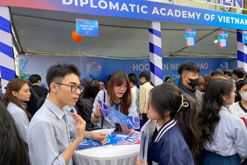 Nhiều trường đại học xét tuyển tổ hợp lạ, Bộ GD-ĐT "tuýt còi"