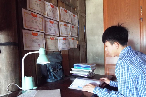 Sinh viên 27,85 điểm nguy cơ bỏ học vì hoàn cảnh khó khăn được cấp học bổng toàn phần