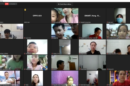 Phụ huynh tìm kiếm thông tin, thích nghi với việc giúp con học trực tuyến hiệu quả