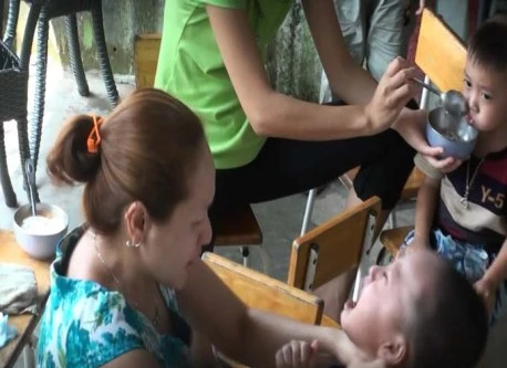 Thứ trưởng Bộ GD rơi nước mắt khi thấy cảnh trẻ bị hành hạ