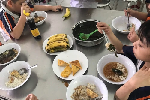 Hiệu trưởng nhận thiếu sót về bữa ăn bán trú khiến phụ huynh bật khóc