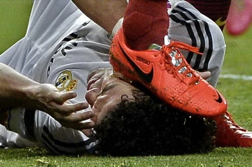 Bóng đá thế giới cuối tuần qua ảnh: El Clasico và trận đấu thứ 1000 của HLV Wenger