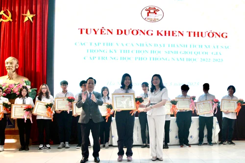 Hà Nội khen thưởng nóng học sinh, giáo viên đạt giải học sinh giỏi quốc gia 2023