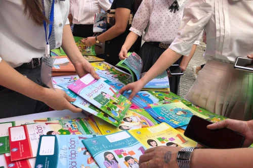 Cần có quy định chất liệu, khổ giấy để giảm giá thành sách giáo khoa