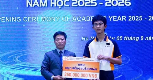 Trao học bổng toàn phần, miễn phí ký túc xá cho sinh viên mất 4 người thân vụ lật tàu ở Hạ Long