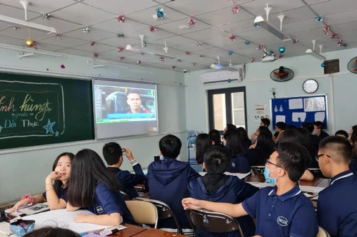 Anh Nguyễn Ngọc Mạnh cứu cháu bé rơi từ tầng 12A chung cư xuất hiện trong các tiết học Ngữ văn và kỹ năng sống