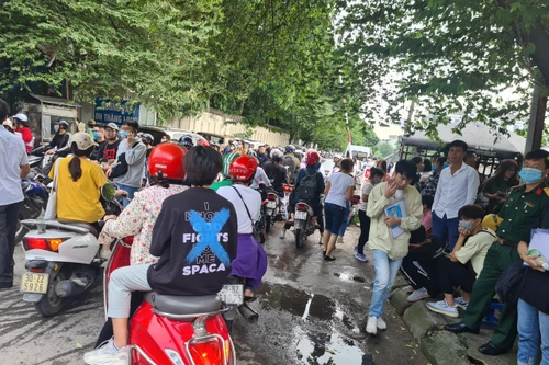 Nháo nhào xếp hàng nộp hồ sơ xét tuyển bổ sung đại học dù chưa đến thời hạn quy định