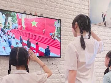 [Ảnh] Phụ huynh, học sinh Hà Nội tự ghi lại khoảnh khắc đẹp chào năm học mới 