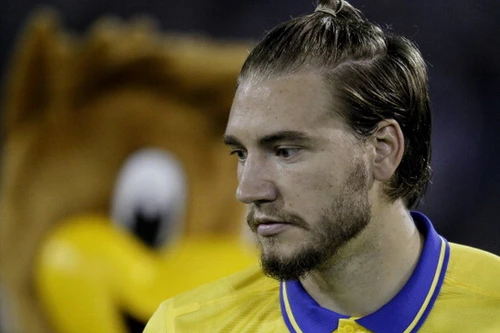 Tiền đạo của Arsenal rút thắt lưng tấn công tài xế taxi