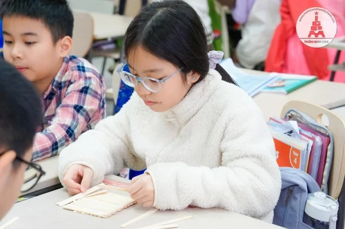 Sáng 22-1, học sinh Hà Nội đến trường trong giá rét