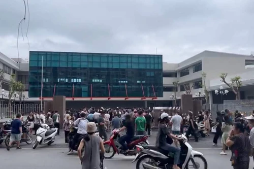 Phụ huynh tập trung trước cổng trường xin học ở Nam Từ Liêm: Sở GD-ĐT Hà Nội nói gì?