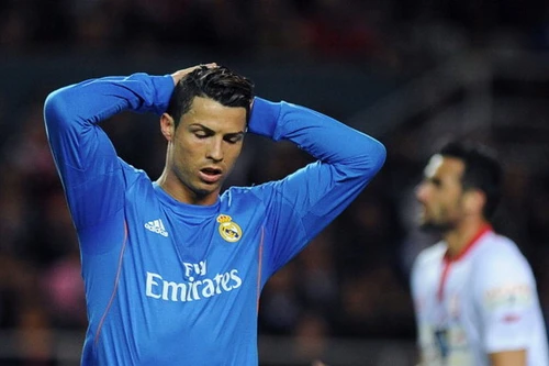 Real Madrid thua trận thứ 2 liên tiếp, Liverpool nhọc nhằn giành 3 điểm