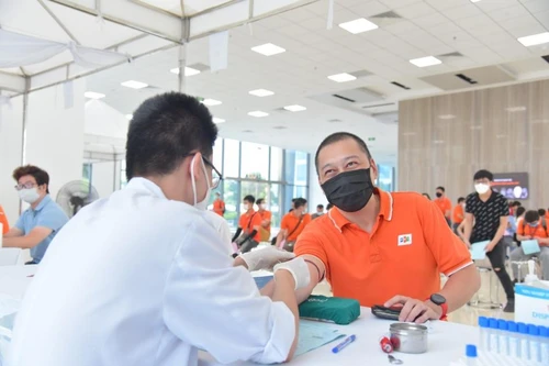 Hơn 800 đơn vị máu được hiến tặng trong ngày hội hiến máu của FPT