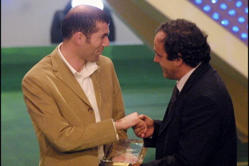 Chủ tịch UEFA khuyên Zidane trở lại quê nhà