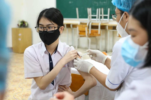 Trường THCS Hà Nội vẫn triển khai tiêm vaccine còn hạn sử dụng trên nhãn sản phẩm