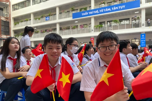 Bí thư Thành ủy Hà Nội chúc mừng thầy trò trường THCS Giảng Võ nhân dịp khai giảng năm học mới 