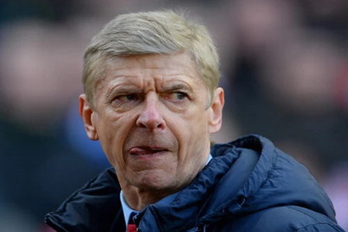 HLV Wenger tiếp tục bị chỉ trích là “kẻ thất bại”