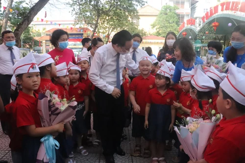 Chung vui ngày khai giảng, Bộ trưởng Giáo dục tặng trường ngoại thành Hà Nội 20 máy tính