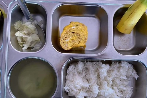 Nhà trường lên tiếng về phản ánh suất ăn chỉ có cơm trắng, miếng trứng nhỏ, canh loãng...