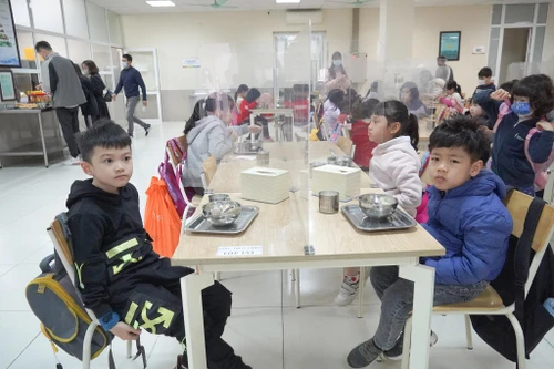 Hơn 2 triệu học sinh Hà Nội trở lại trường với yêu cầu cao về phòng chống dịch