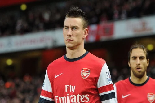 Koscielny cứu 20 công nhân khỏi cảnh thất nghiệp