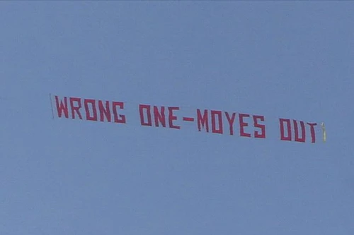 Hai máy bay căng biểu ngữ trên bầu trời Old Trafford