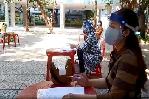 Địa phương đầu tiên cho phụ huynh đến trường nhận đề kiểm tra học kỳ II cho con làm tại nhà