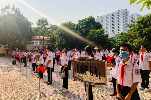 Trường học Hà Nội rộn ràng đón học sinh đầu cấp tựu trường