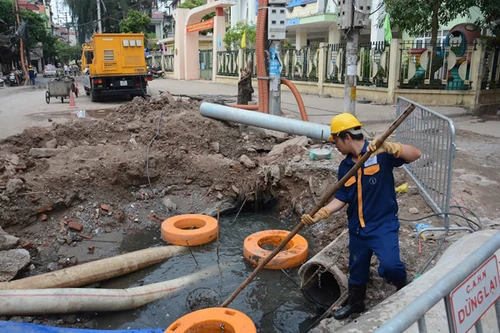 Giải cứu các hộ dân bị nước lụt bủa vây