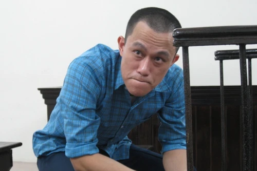 Nhân viên bảo vệ trộm tiền ngân hàng xong, thú tội với… mẹ đẻ