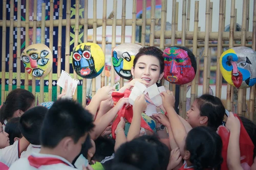 Á hậu Huyền My bị "bao vây" tại đêm hội Trung thu