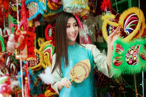 Hoa hậu điện ảnh Thanh Mai dạo phố sắm quà trung thu