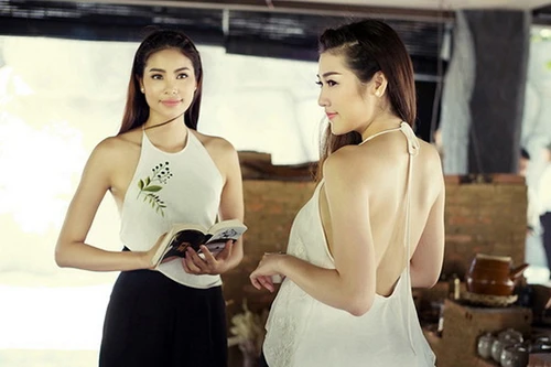 Dàn hoa hậu, á hậu diện yếm đọ vai trần gợi cảm