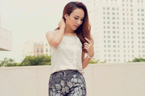 Hoa hậu Ngọc Diễm khoe street style gợi cảm xuống phố