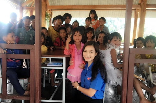 Diễn viên Lương Giang vượt ngàn cây số tặng quà cho trẻ em nghèo