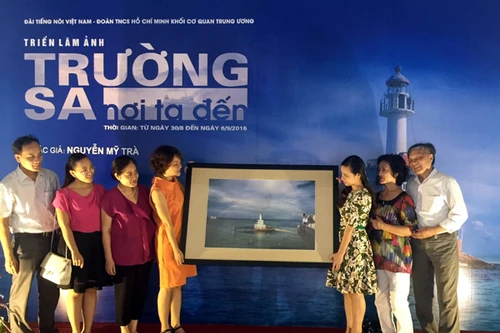Triển lãm "Trường Sa - nơi ta đến" gây quỹ tặng 70 triệu đồng cho con em lính đảo