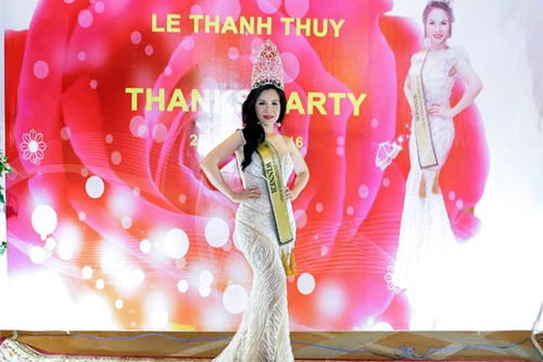 Hoa hậu Lê Thanh Thúy rạng rỡ trong "Dạ tiệc trắng"