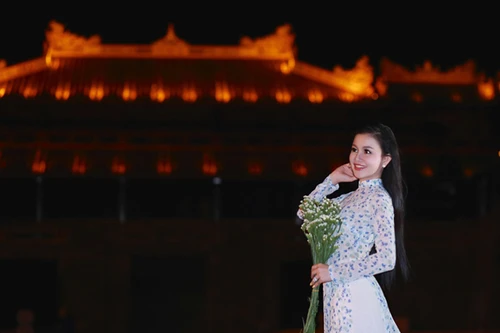 Đến Huế mộng mơ, Janny Thủy Trần khoe vẻ đẹp dịu dàng với áo dài