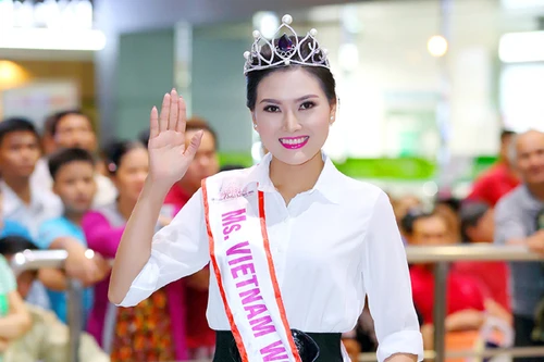 Tân Hoa hậu Kim Thoa rạng rỡ về nước sau đăng quang