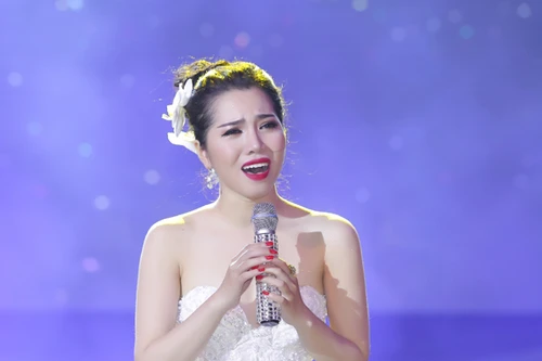 Minh Trang Ly Ly khóc trong liveshow khi hát ca khúc về cha