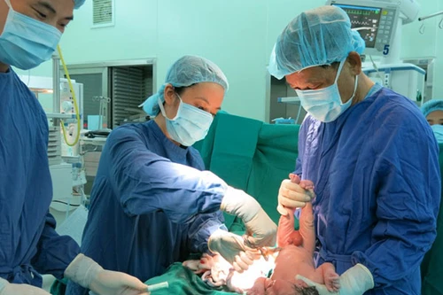 Vinmec áp dụng phương pháp truyền ối mới cứu thai nhi sinh non